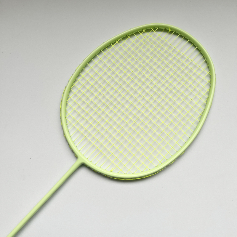 Badminton raketa s cijelim karbonskim okvirom, težina 75–79 g, direktni udarac, pogodna za trening i dvostruku igru, izdanje jesen 2025