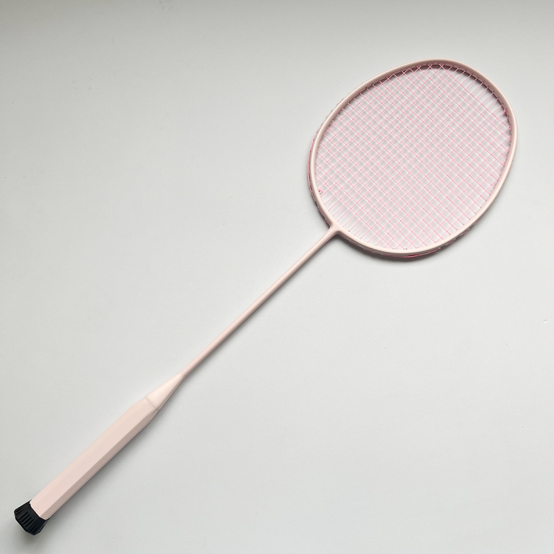 Badminton raketa s cijelim karbonskim okvirom, težina 75–79 g, direktni udarac, pogodna za trening i dvostruku igru, izdanje jesen 2025
