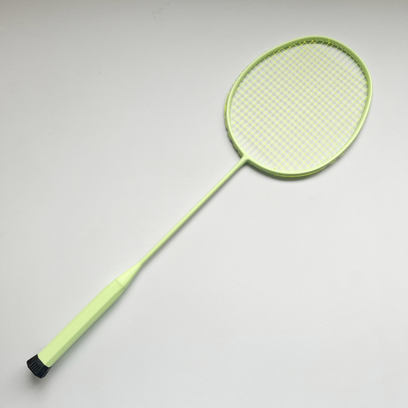 Badminton raketa s cijelim karbonskim okvirom, težina 75–79 g, direktni udarac, pogodna za trening i dvostruku igru, izdanje jesen 2025