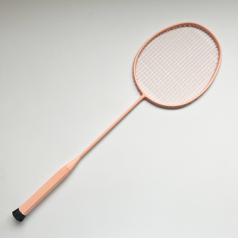 Badminton raketa s cijelim karbonskim okvirom, težina 75–79 g, direktni udarac, pogodna za trening i dvostruku igru, izdanje jesen 2025