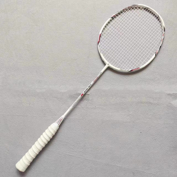 Jednovláknová karbonská raketa na bedminton – plný karbónový rám, vláknový výplet, stredná tvrdosť, tréningová raketa pre mužov aj ženy