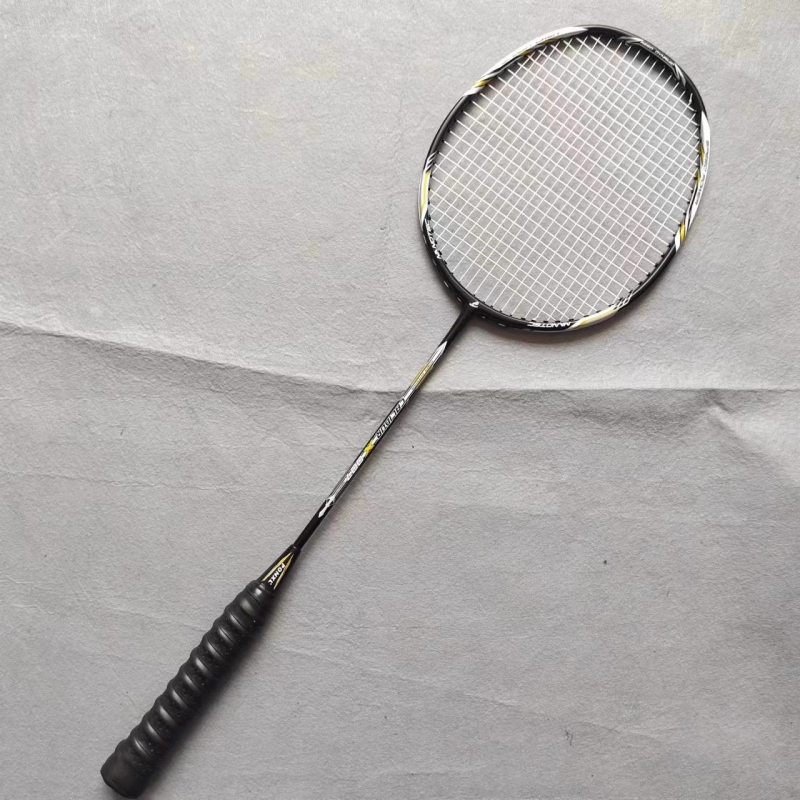 Jednovláknová karbonská raketa na bedminton – plný karbónový rám, vláknový výplet, stredná tvrdosť, tréningová raketa pre mužov aj ženy