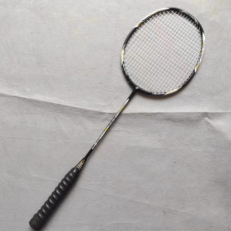 Jednovláknová karbonská raketa na bedminton – plný karbónový rám, vláknový výplet, stredná tvrdosť, tréningová raketa pre mužov aj ženy