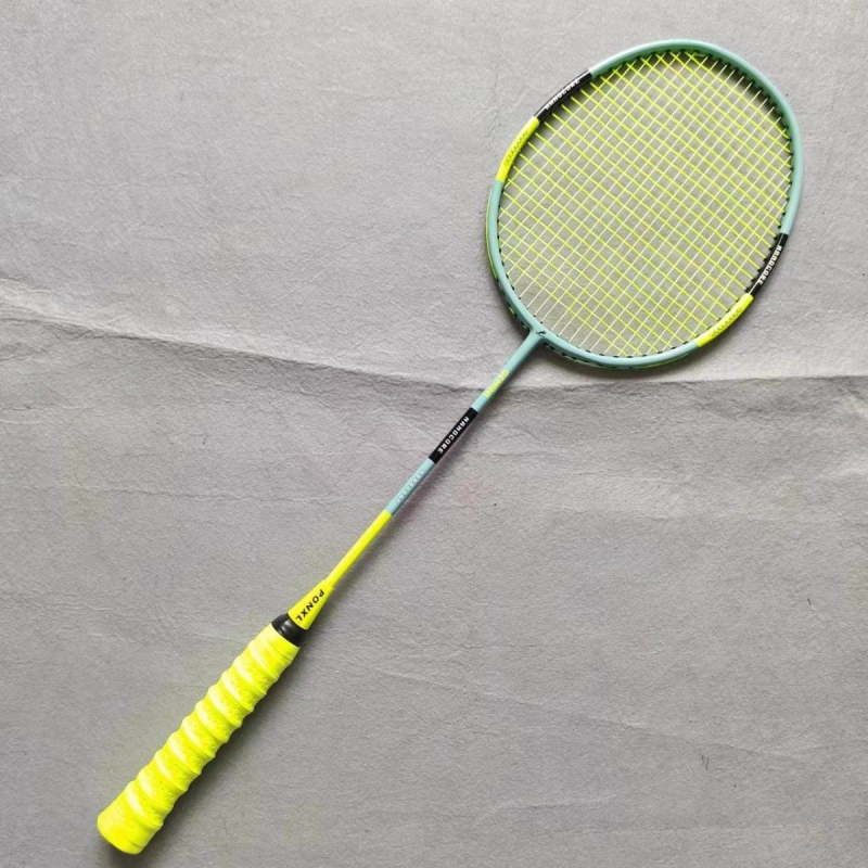 Jednovláknová karbonská raketa na bedminton – plný karbónový rám, vláknový výplet, stredná tvrdosť, tréningová raketa pre mužov aj ženy