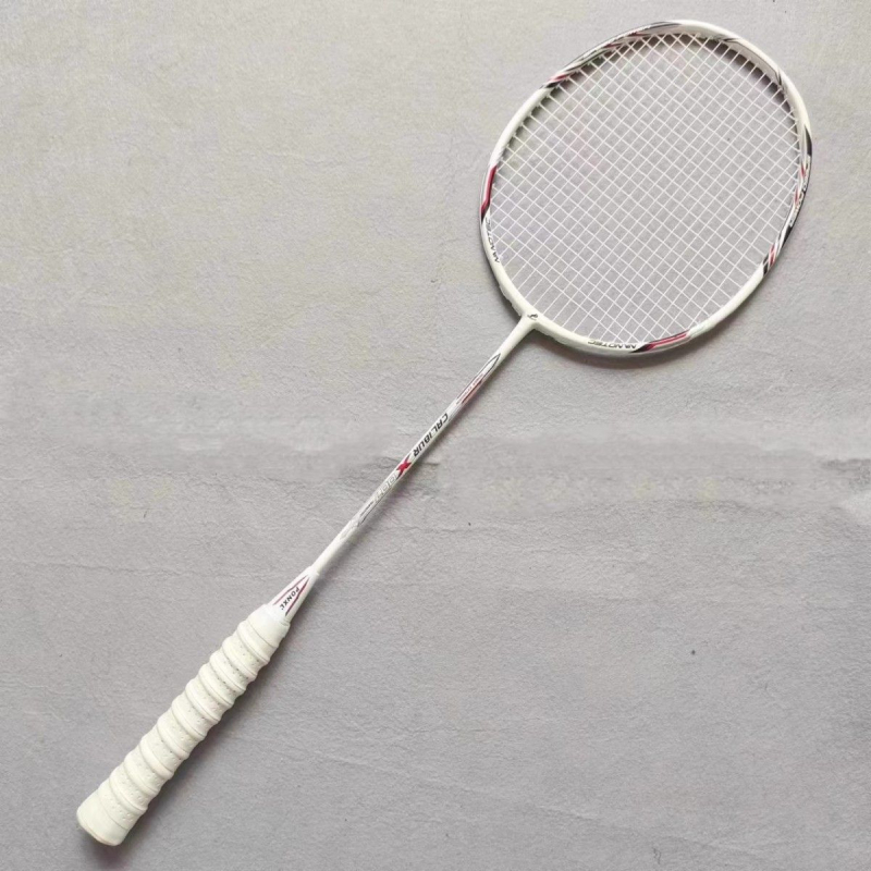 Jednovláknová karbonská raketa na bedminton – plný karbónový rám, vláknový výplet, stredná tvrdosť, tréningová raketa pre mužov aj ženy