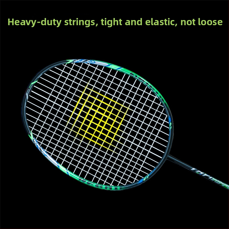 Regail badminton raketa s rámom z karbónového kompozitu; dĺžka 67 cm; hmotnosť 95–100 g; hrúbka úchopu G4; tuhosť tyčinky trochu tvrdšia (Karbonový rám; 67 cm; 95–100 g; G4 úchop; Tyčinka tvrdšia)