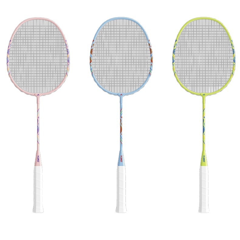 Sada bedmintonových rakiet pre začiatočníkov — dve ľahké rakety s rámom zo železnej zliatiny, nylonové struny, hmotnosť 95–100 g