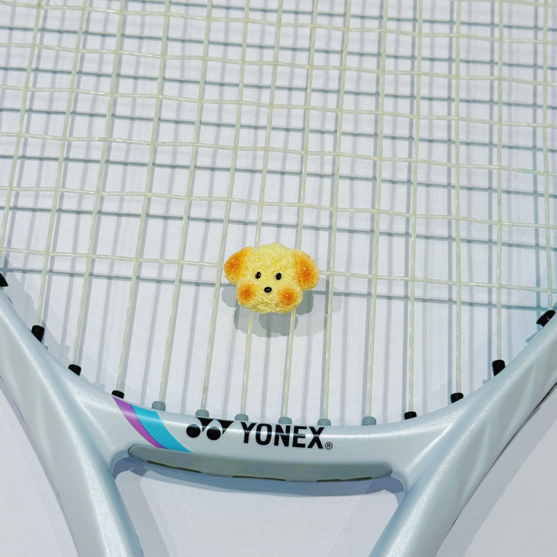 Amortizator za tenis raketu s dizajnom preslatkog štenca; kompatibilan s teniskim reketima