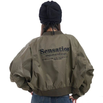 Trumpa striukė su siuvinėtomis raidėmis, Chenille audinys, Spandex pagrindas, beisbolo apykaklė, nulenkti pečiai