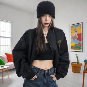 Trumpa striukė su siuvinėtomis raidėmis, Chenille audinys, Spandex pagrindas, beisbolo apykaklė, nulenkti pečiai