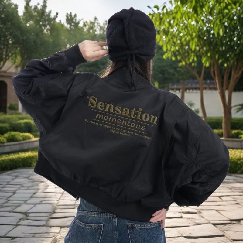 Trumpa striukė su siuvinėtomis raidėmis, Chenille audinys, Spandex pagrindas, beisbolo apykaklė, nulenkti pečiai