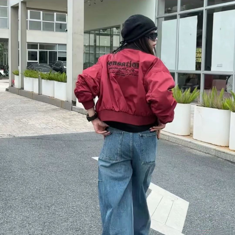 Trumpa striukė su siuvinėtomis raidėmis, Chenille audinys, Spandex pagrindas, beisbolo apykaklė, nulenkti pečiai