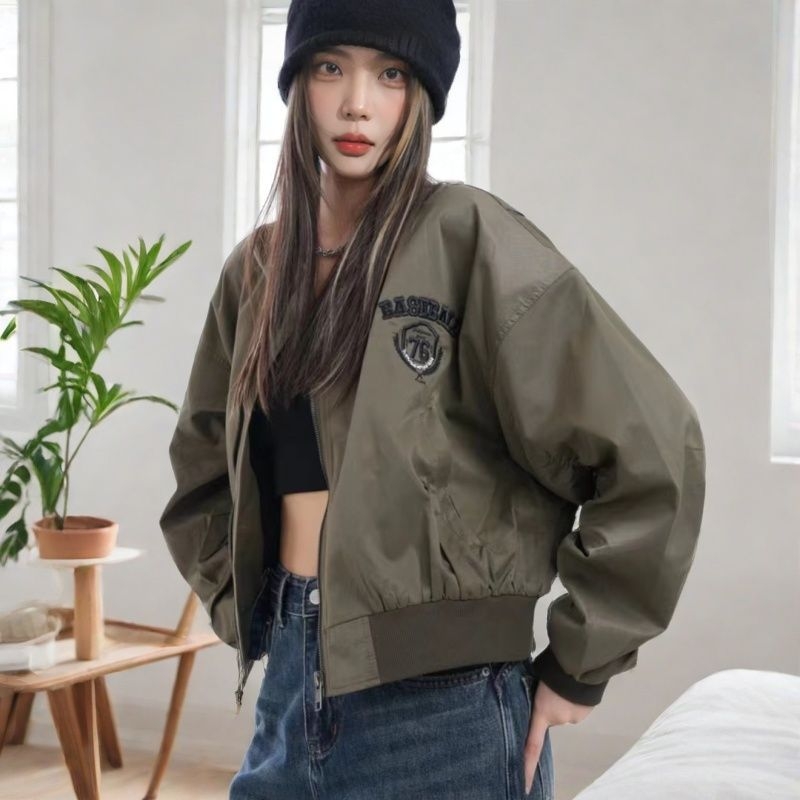 Trumpa striukė su siuvinėtomis raidėmis, Chenille audinys, Spandex pagrindas, beisbolo apykaklė, nulenkti pečiai