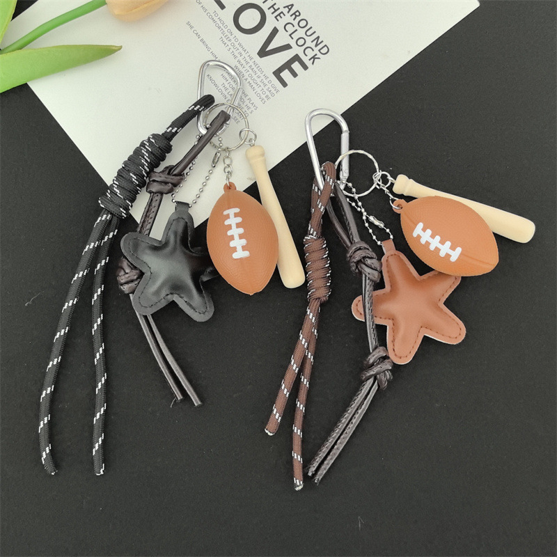 Ключодържател от ръчно изтъкано въже, петокрак звезда, тематика бейзбол и регби, модерен арт стил, смесени материали