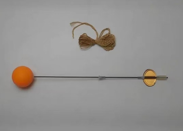 Elektriska attālināti vadāma galda tenisa bumba ar regulējamu cietību un elastību, ar ātru un lēnu režīmu un augstu frekvenci.