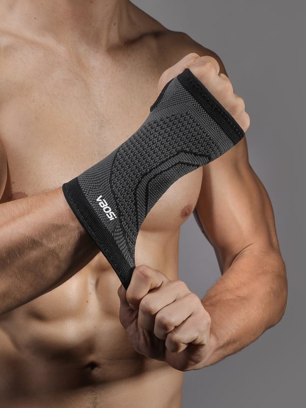 Plaukstas aizsargs — sviedru uzsūcošs, elpojošs neilons; piemērots svaru celšanai, skriešanai ar virvi, riteņbraukšanai