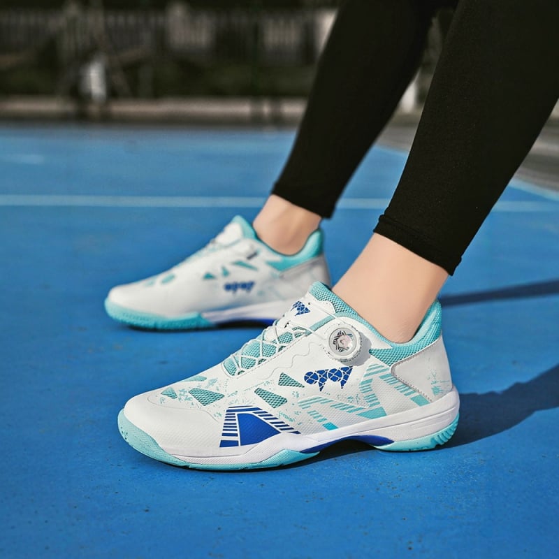 Badminton cipő, alacsony felső rész, lélegző hálós felsőrész, kopásálló külső talp, gumírozott középtalp