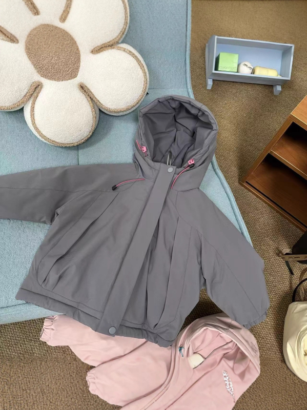 Bērnu ziemas jaka no poliestera ar vilnas oderi, ūdensnecaurlaidīga un vēja izturīga, ar kapuci un noņemamu odere