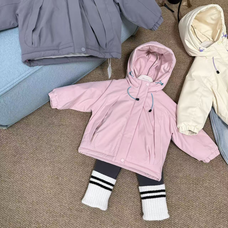 Bērnu ziemas jaka no poliestera ar vilnas oderi, ūdensnecaurlaidīga un vēja izturīga, ar kapuci un noņemamu odere
