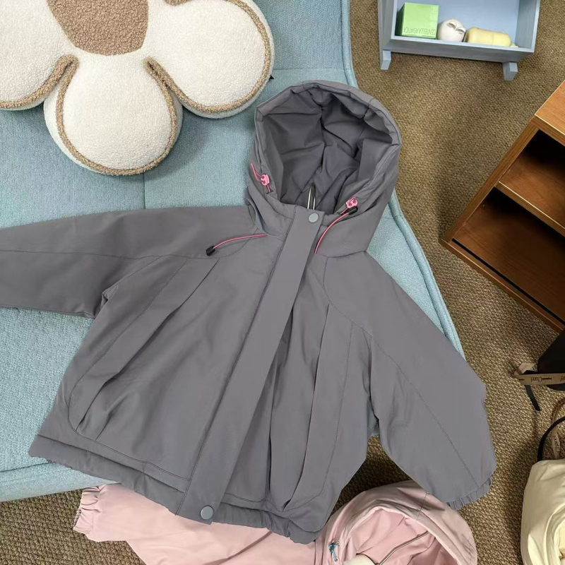 Bērnu ziemas jaka no poliestera ar vilnas oderi, ūdensnecaurlaidīga un vēja izturīga, ar kapuci un noņemamu odere