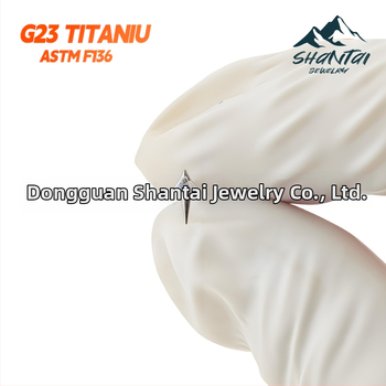 Zvaigznīšu formas auskari no titāna sakausējuma, cirkona kristāli, ar dimanta iestatījumu