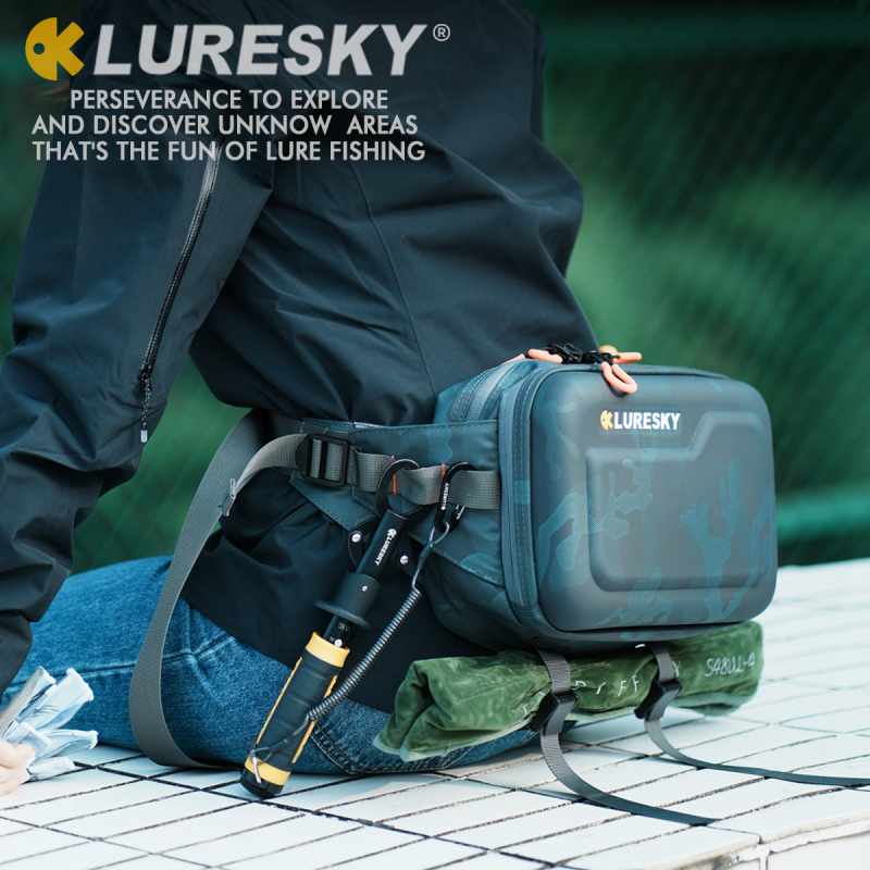 Išorės žvejybos tašė iš kanvoso su daugybe nešiojimo variantų (liemuo, pečius, krūtinė, kuprinė ar crossbody); nėra atspari vandeniui; įgaliota privati prekė.