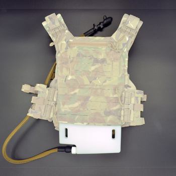 Taktikaline vest, millel on sisseehitatud 1.5 L veepaak ja veetorud, sobib enamikule taktikalistele vestidele