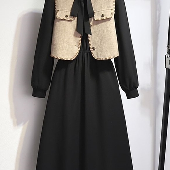 Vesta i haljina, dvodijelni set, jesen 2025, ženski Chanel-inspiriran stil; kostim sa suknom; duljina: mini suknja; glavni materijal: PVC; stil: Royal sister; rukavi: dugi