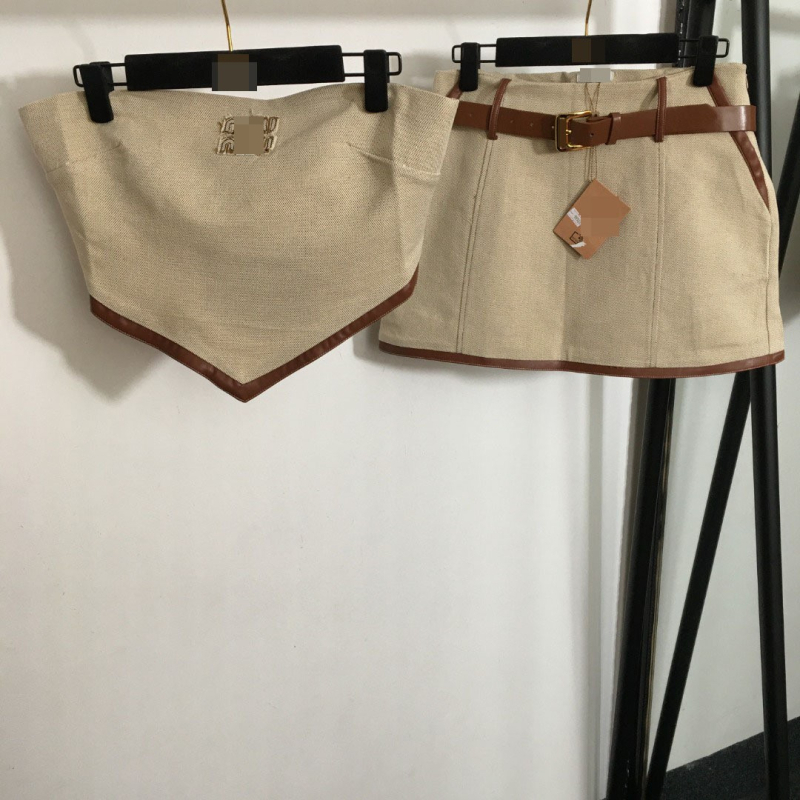 Ženski ljetni komplet: bezrameni tube top s šivanom slovima i kožnim rubom, uz mini suknju s remenom