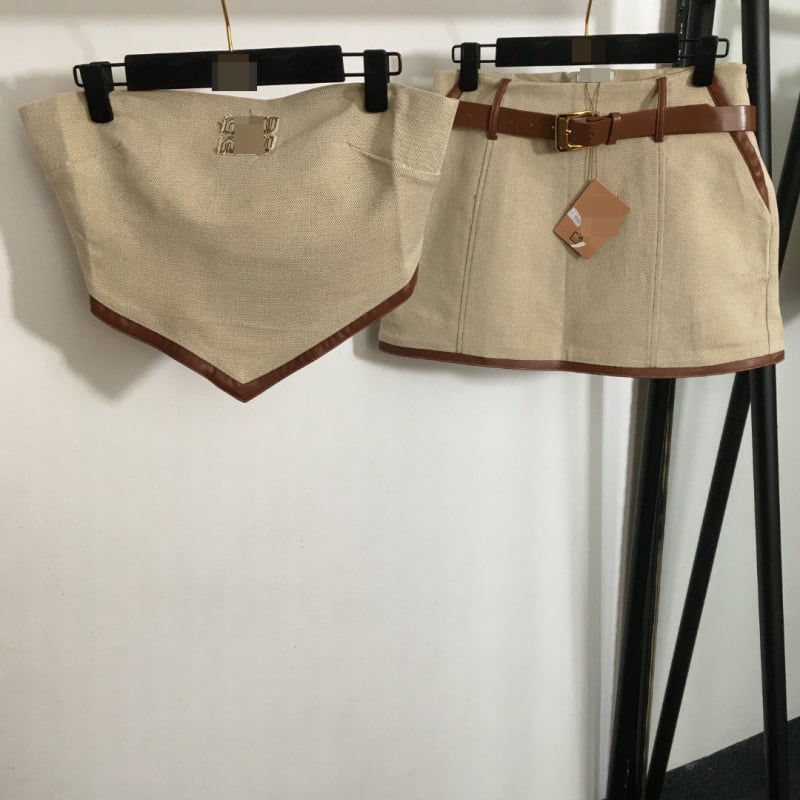 Dvojdielny set: top bez chrbta typu tube a mini sukňa s opaskom; vyšívané písmo, patchwork a kožený lem; polyester-elastan materiál