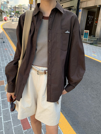 Divu daļu komplekts: izšūta kreklu ar vilnas vestu, svītrainā raksta, brīvs siluets, garas piedurknes, krekliņa apkakle