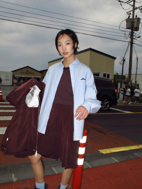 Divu daļu komplekts: izšūta kreklu ar vilnas vestu, svītrainā raksta, brīvs siluets, garas piedurknes, krekliņa apkakle