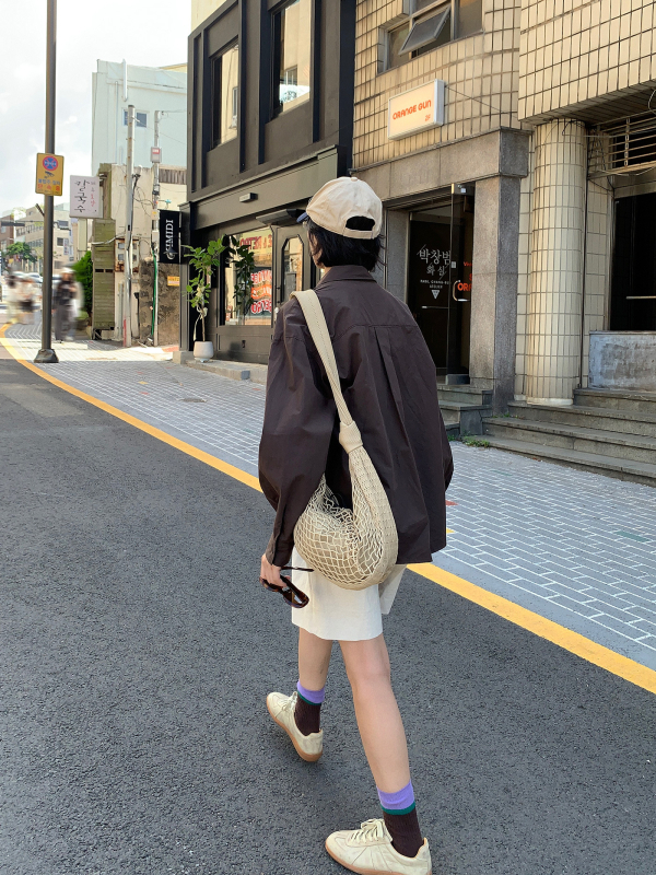 Divu daļu komplekts: izšūta kreklu ar vilnas vestu, svītrainā raksta, brīvs siluets, garas piedurknes, krekliņa apkakle