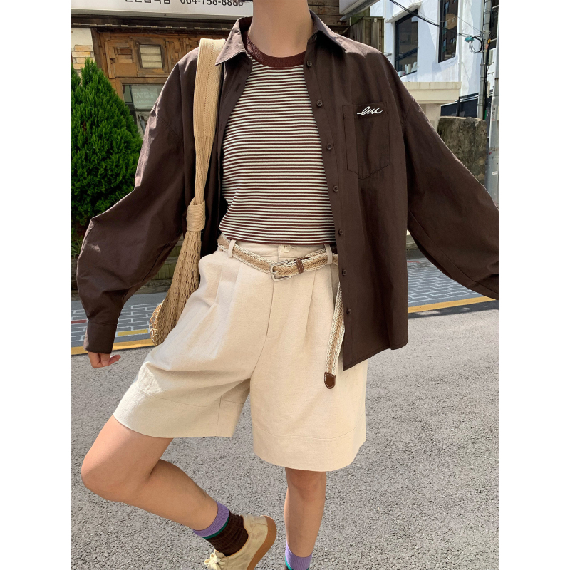 Divu daļu komplekts: izšūta kreklu ar vilnas vestu, svītrainā raksta, brīvs siluets, garas piedurknes, krekliņa apkakle