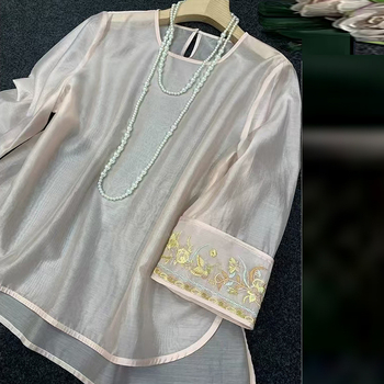 Sieviešu blūza no Mulberry Silk Organza ar izšuvumiem - apaļš kakls, garas piedurknes, brīvs piegriezums, garums 50–65 cm