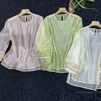 Sieviešu blūza no Mulberry Silk Organza ar izšuvumiem - apaļš kakls, garas piedurknes, brīvs piegriezums, garums 50–65 cm