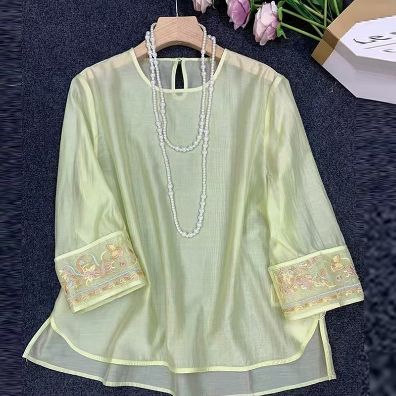 Sieviešu blūza no Mulberry Silk Organza ar izšuvumiem - apaļš kakls, garas piedurknes, brīvs piegriezums, garums 50–65 cm