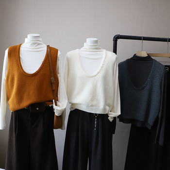 Dviejų dalių megztinis komplektas moterims – viršus su pusiau aukštu kaklu ir megzta liemenė, medvilnė-poliesteris, ruduo 2025