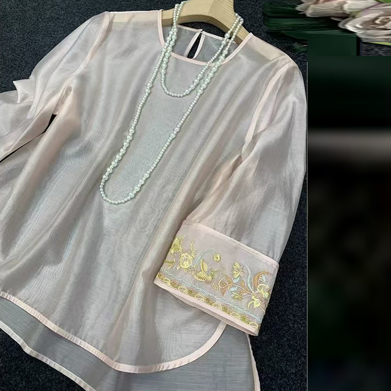 Organzas krekls ar izšuvumiem, garas piedurknes, apaļš kaklaizgriezums, brīvs piegriezums