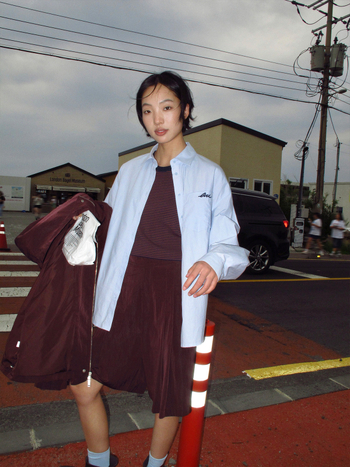 Izšūta krekli ar vilnas jostu – divdaļīgs komplekts; audums: kokvilna ar viskozi; raksts: svītras; griezums: brīvs; apkakle: krekli apkakle; piedurknes: garas