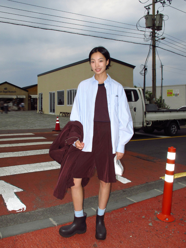 Izšūta krekli ar vilnas jostu – divdaļīgs komplekts; audums: kokvilna ar viskozi; raksts: svītras; griezums: brīvs; apkakle: krekli apkakle; piedurknes: garas