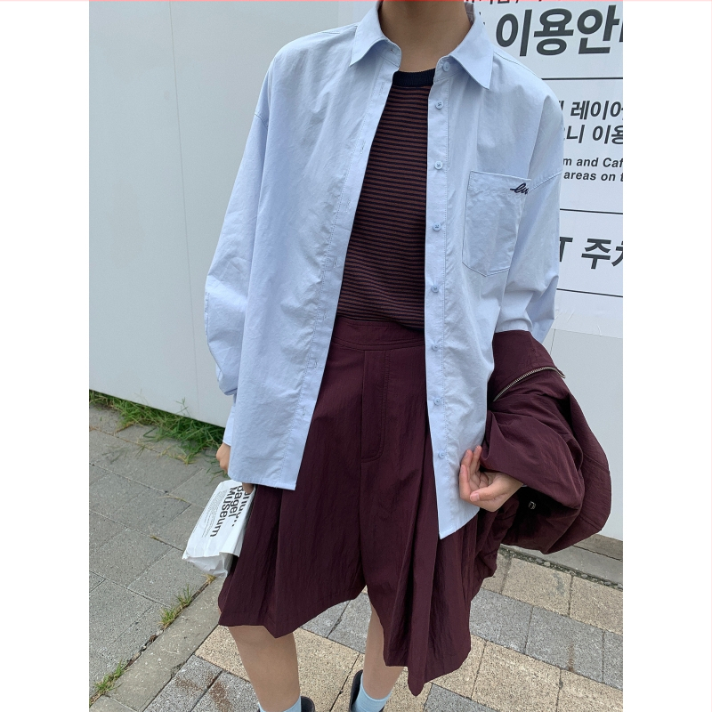 Izšūta krekli ar vilnas jostu – divdaļīgs komplekts; audums: kokvilna ar viskozi; raksts: svītras; griezums: brīvs; apkakle: krekli apkakle; piedurknes: garas