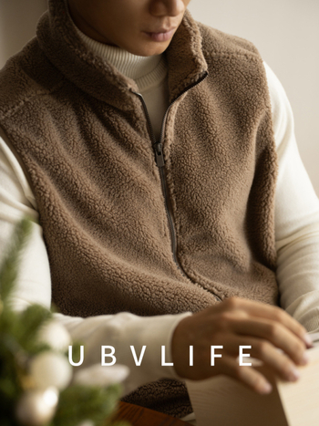 Muški flis prsluk — (stojeći ovratnik, patentni zatvarač, debeli materijal, slobodan kroj, bočni džepovi)