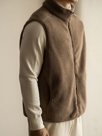 Muški flis prsluk — (stojeći ovratnik, patentni zatvarač, debeli materijal, slobodan kroj, bočni džepovi)