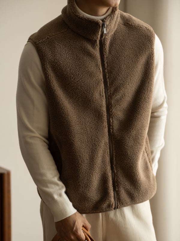 Muški flis prsluk — (stojeći ovratnik, patentni zatvarač, debeli materijal, slobodan kroj, bočni džepovi)