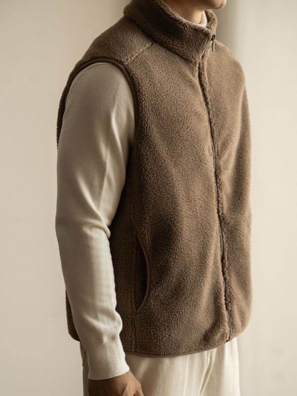 Muški flis prsluk — (stojeći ovratnik, patentni zatvarač, debeli materijal, slobodan kroj, bočni džepovi)