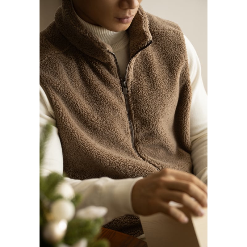 Muški flis prsluk — (stojeći ovratnik, patentni zatvarač, debeli materijal, slobodan kroj, bočni džepovi)