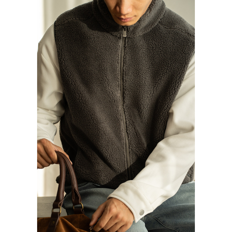 Muški flis prsluk — (stojeći ovratnik, patentni zatvarač, debeli materijal, slobodan kroj, bočni džepovi)