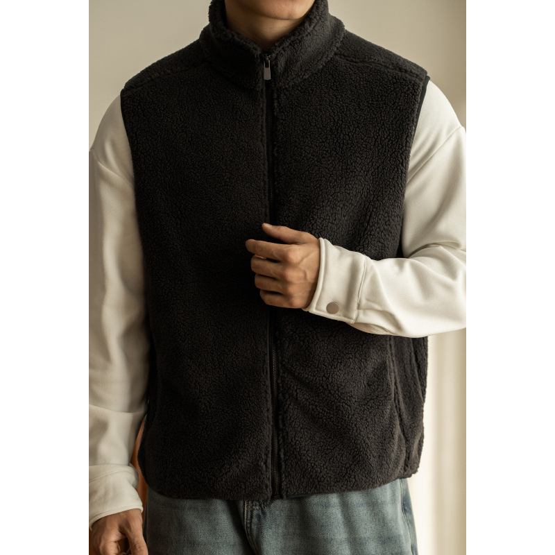 Muški flis prsluk — (stojeći ovratnik, patentni zatvarač, debeli materijal, slobodan kroj, bočni džepovi)