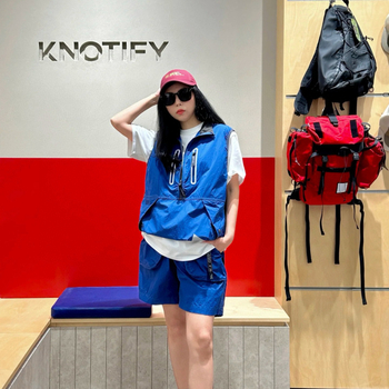 Nylonová horská vesta so zipsom, stojatý golier, reflexné prvky, vrecká s vložkami, voľný strih